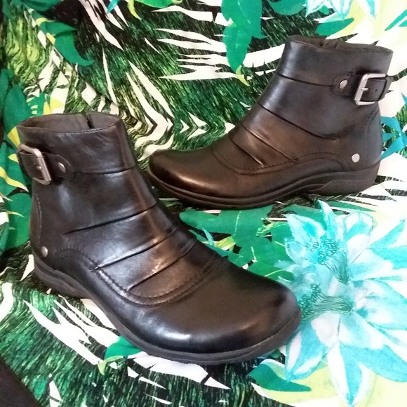 Clarks Shoes - 💙❤HP❤Clarks Leather Ankle Boots Christine Club 9M